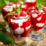 Фотография рецепта Десерт из малины с меренгами и ягодным пюре автор Masha Potashova