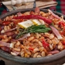 Фотография рецепта Фасоль в деревенском стиле с колбасками и овощами автор Наталия Хижняк