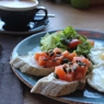 Фотография рецепта Глазунья и тосты с гуакамоле сырным кремом и лососем слабого посола автор Еда