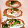 Фотография рецепта Гречневые оладьи с соленым лососем и йогуртовой заправкой автор Антонина Сапрыкина