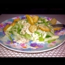 Фотография рецепта Хрустящий салат с курицей красным луком и сухариками автор Ольга Лапкина
