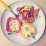 Фотография рецепта Яйца запеченные в перце под моцареллой и теплый овощной салат автор Женька Сазыкина