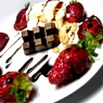 Фотография рецепта Карамельное мороженое с кусочками шоколада и спелой клубники автор Катерина Черн