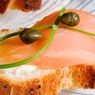 Фотография рецепта Копченый лосось с коньячнотминным майонезом на тостах из французского хлеба автор maximsemin