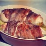 Фотография рецепта Куриная грудка в беконе с ароматной сырной начинкой на картофельной подушке автор Маша Журкина