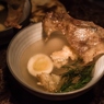 Фотография рецепта Куриный бульон с яйцом и чипсом из куриной кожи автор Еда