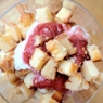 Фотография рецепта Парфе с йогуртом и кубиками чизкейка в клубничном соусе автор Саша Данилова