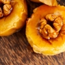 Фотография рецепта Печеные яблоки с кармелью орехами медом и сливками автор Саша Давыденко