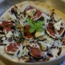 Фотография рецепта Пицца с моцареллой горгонзолой говядиной инжиром и бальзамическом соусом автор Ekaterina Gusakova