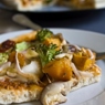 Фотография рецепта Пицца с тыквой карамелизованным луком горгонзолой и хрустящими жареными листьями шалфея автор Masha Potashova