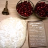 Фотография рецепта Пирог из готового дрожжевого теста с брусникой и сметаной автор Юлия Косинова