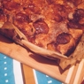 Фотография рецепта Пирог с карамелизированными сливами и корицей автор Полина Краснолуцкая