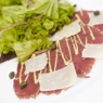 Фотография рецепта Подсушенное говяжье карпаччо с овощным салатом имбирем и кориандром автор maximsemin