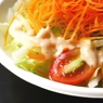 Фотография рецепта Салат из белой рыбы с лукомпореем и морковным соусом автор Masha Potashova