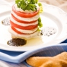 Фотография рецепта Салат из помидоров и козьего сыра с базиликовым винегретом автор Masha Potashova