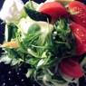 Фотография рецепта Свежий салат из рукколы и овощей с йогуртовой заправкой автор Юлия Обручникова