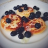 Фотография рецепта Сырники с голубикой для воскресного завтрака автор Mariya Juice