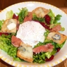 Фотография рецепта Теплый салат с пармской ветчиной яйцом пашот и козьим сыром автор Ирина