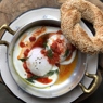 Фотография рецепта Турецкая яичница с йогуртовым соусом и булочкой симит автор Еда