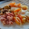 Фотография рецепта Яичница с беконом луком помидором и грибами автор Ална Казавчинская
