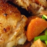 Фотография рецепта Запеченные куриные бедрышки в кефирном соусе с морковью автор Julia Ju