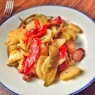 Фотография рецепта Запеченные овощи с сырокопчеными колбасками и гороховыми стручками автор Маша Канатова
