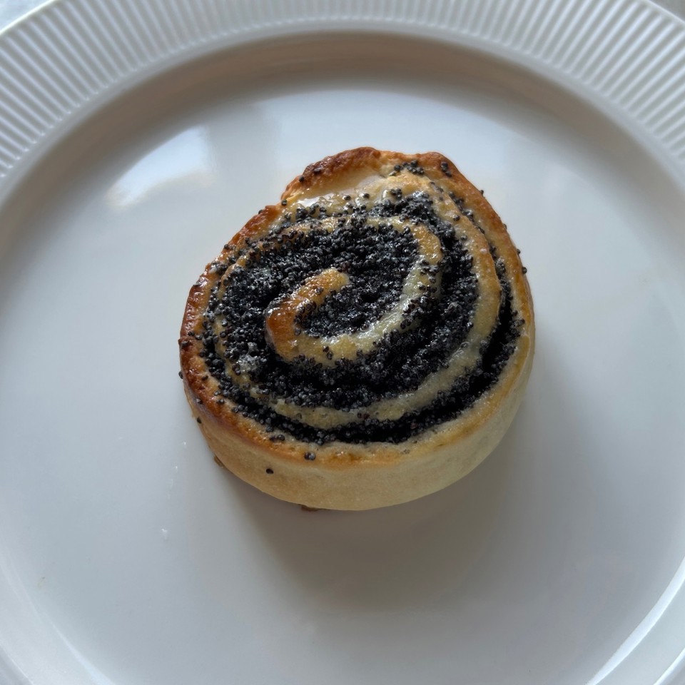Булочки с маком и глазурью