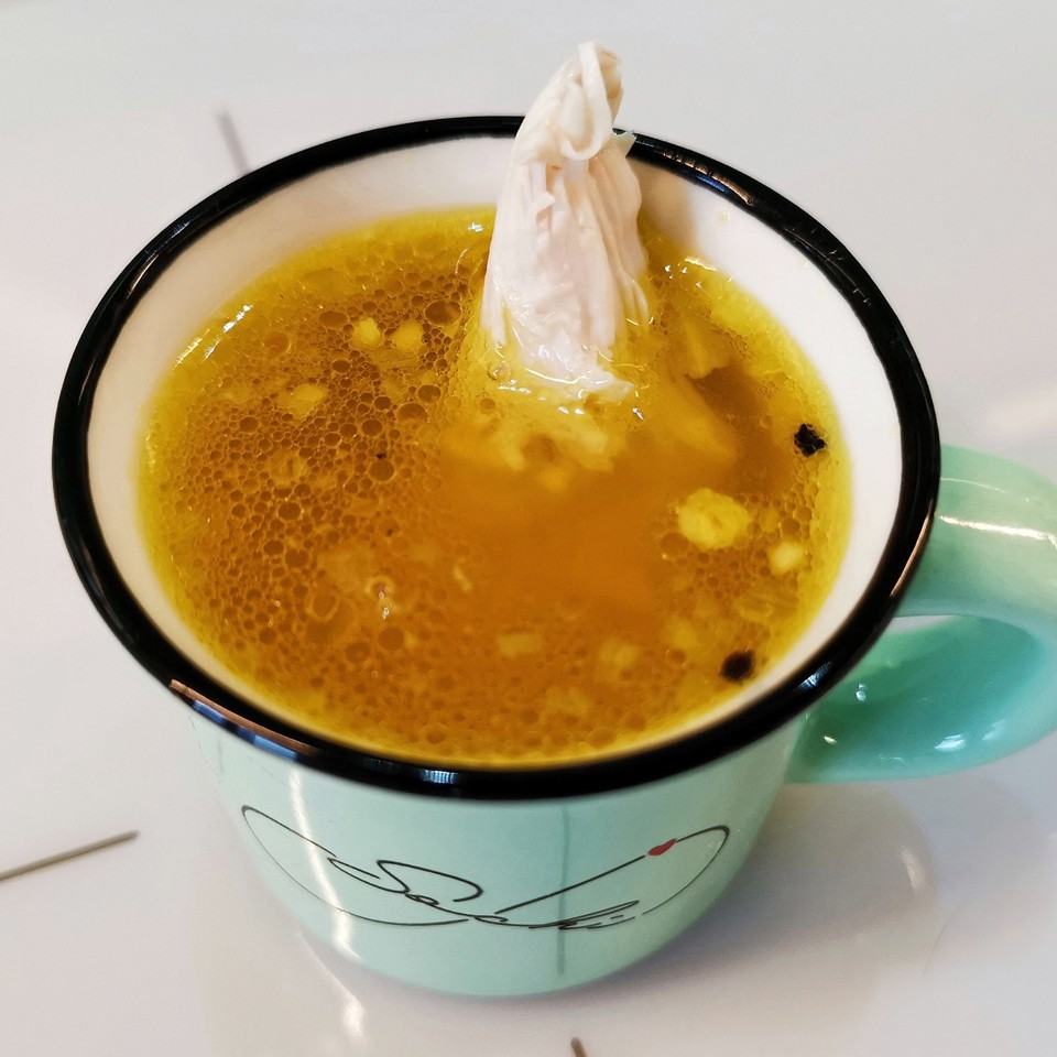 Бульон из корнишона с шафраном