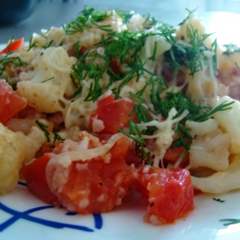 Цветная капуста с беконом и помидорами
