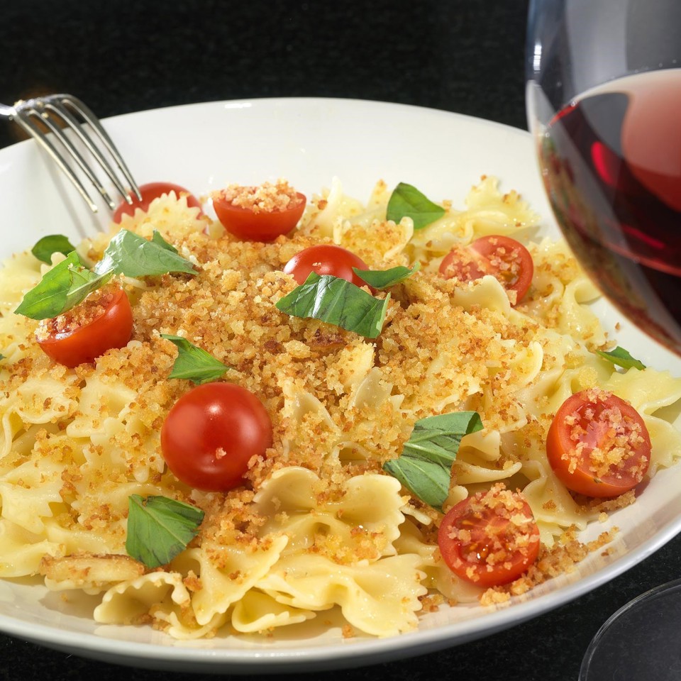 Фарфалле с хлебными крошками и чесноком