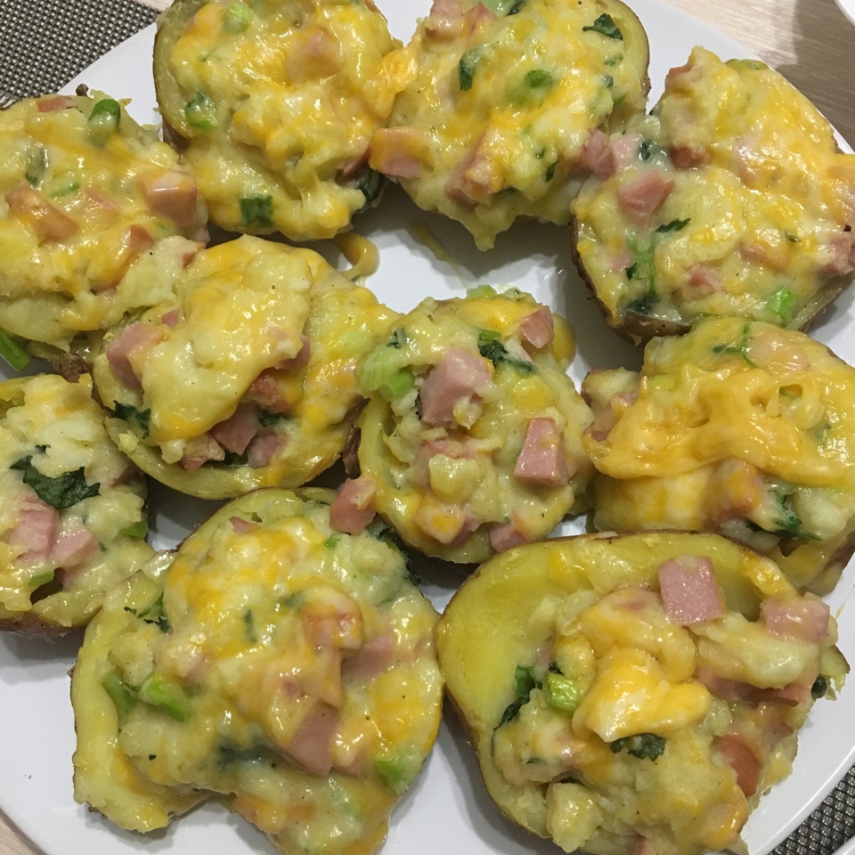 Фаршированный сыром и колбасой картофель