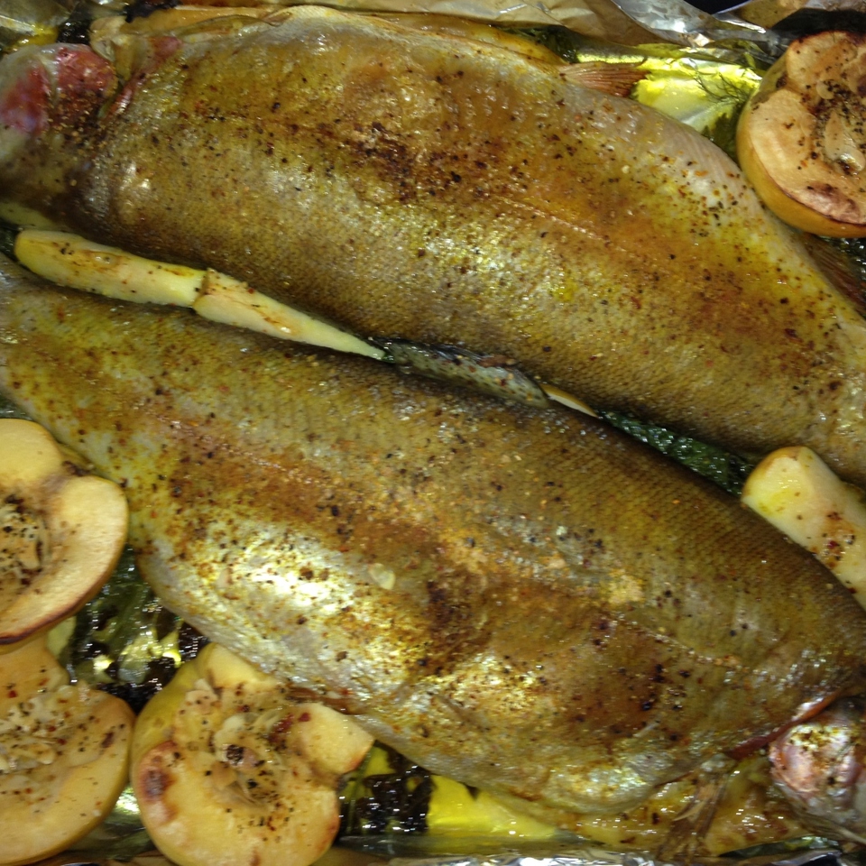 Форель, запеченная с осенними овощами и фруктами
