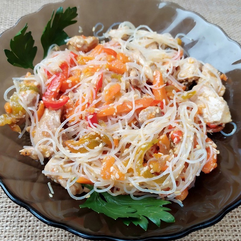 Фунчоза с курицей и овощами