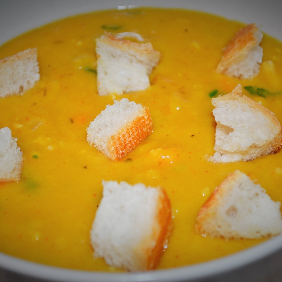 Горошница с овощами, копченостями и гренками