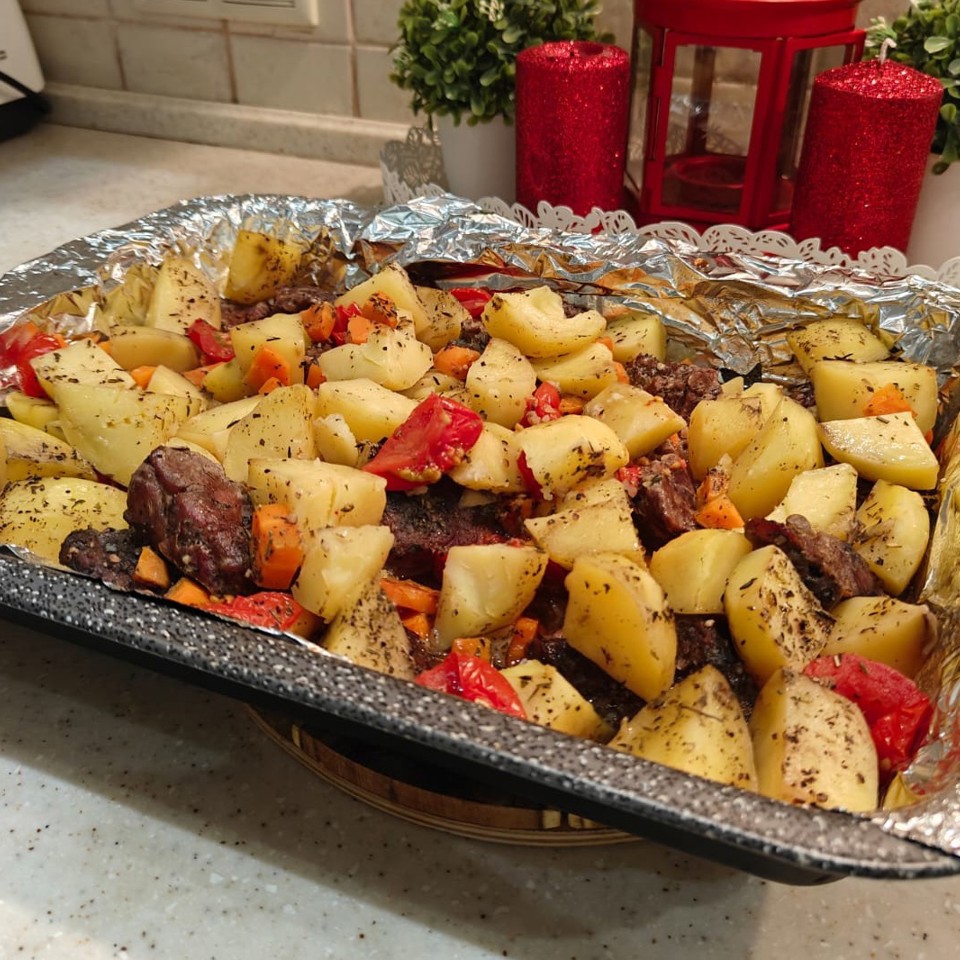 Говядина с картофелем и помидорами в духовке