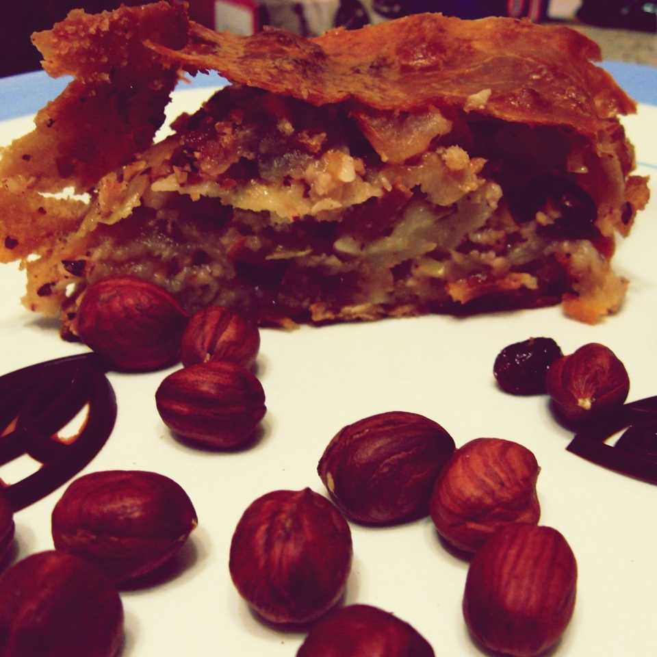 Яблочный штрудель с орехами, изюмом и корицей