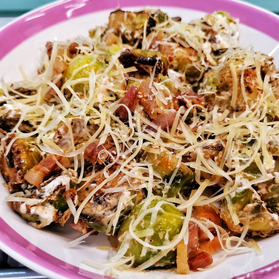 Жареная брюссельская капуста с беконом и сыром