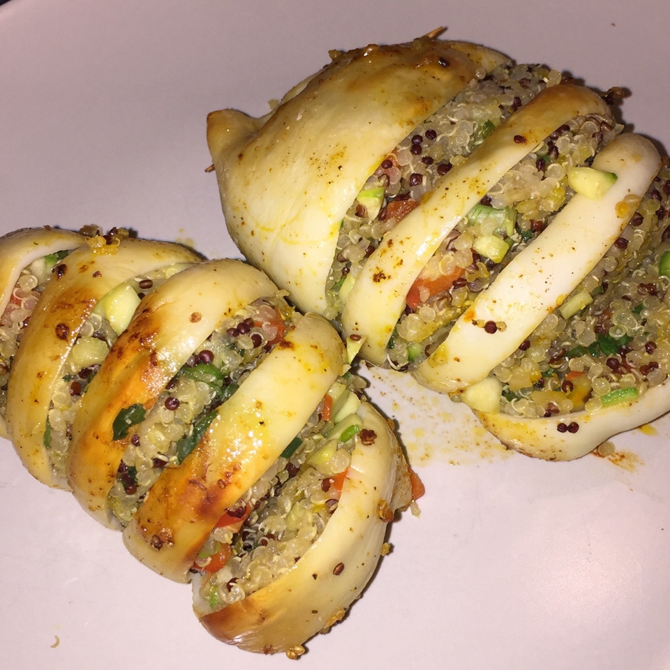 Кальмар фаршированный киноа и овощами