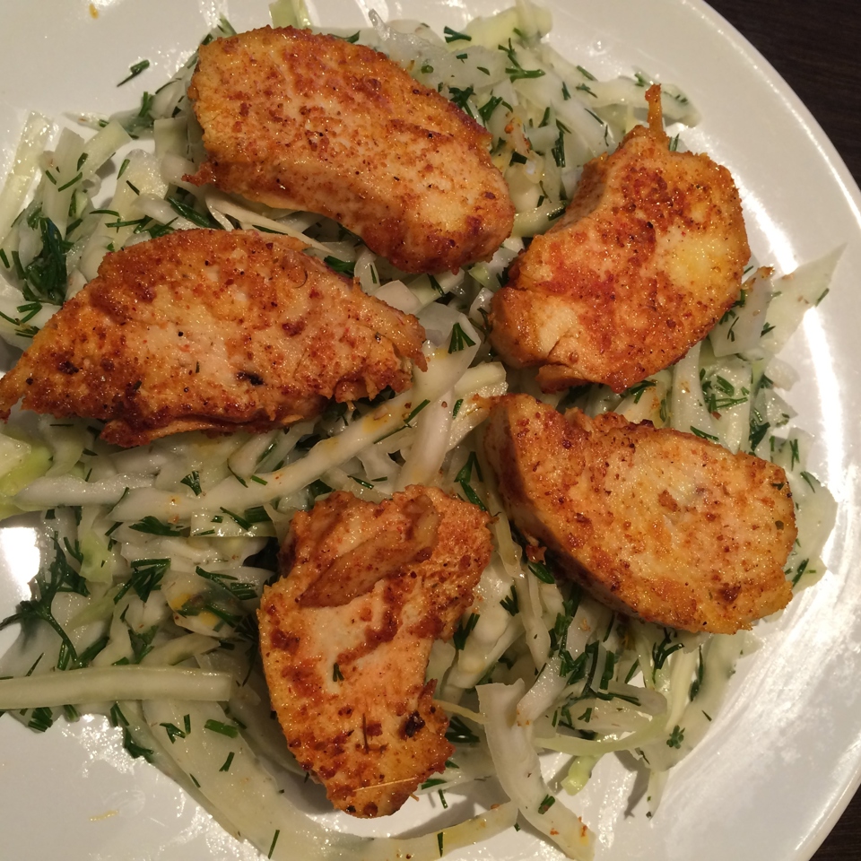 Капустный салат с пряной курицей
