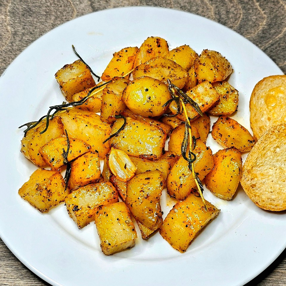 Картофель с розмарином и чесноком