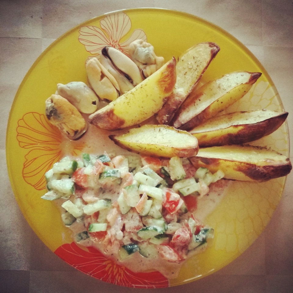 Картошка по-деревенски с сырным соусом