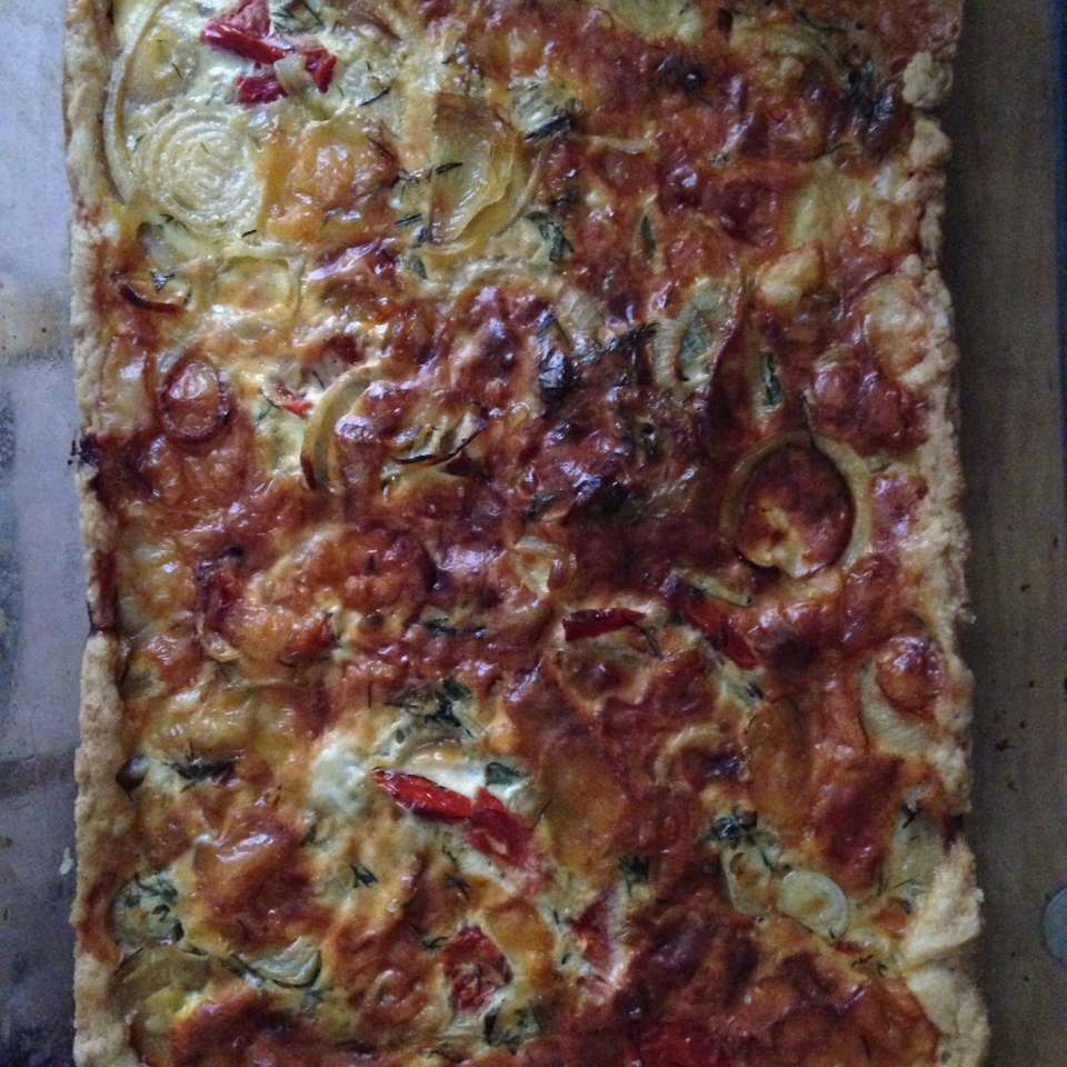 Киш с сыром, луком и томатами