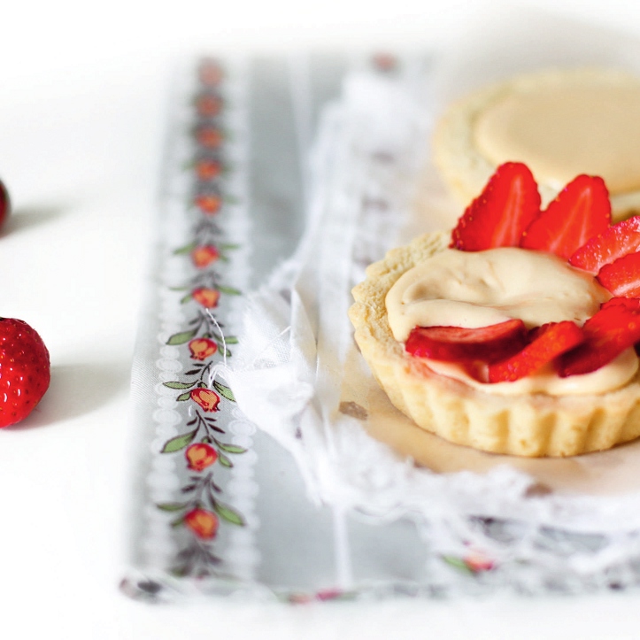 Корзиночки с заварным карамельным кремом и клубникой
