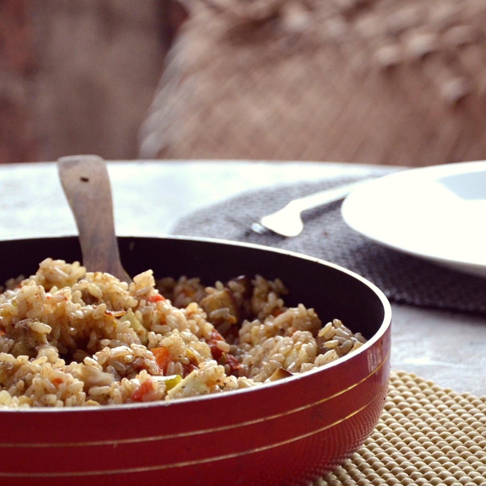 Красный рис бирьяни с паниром и овощами