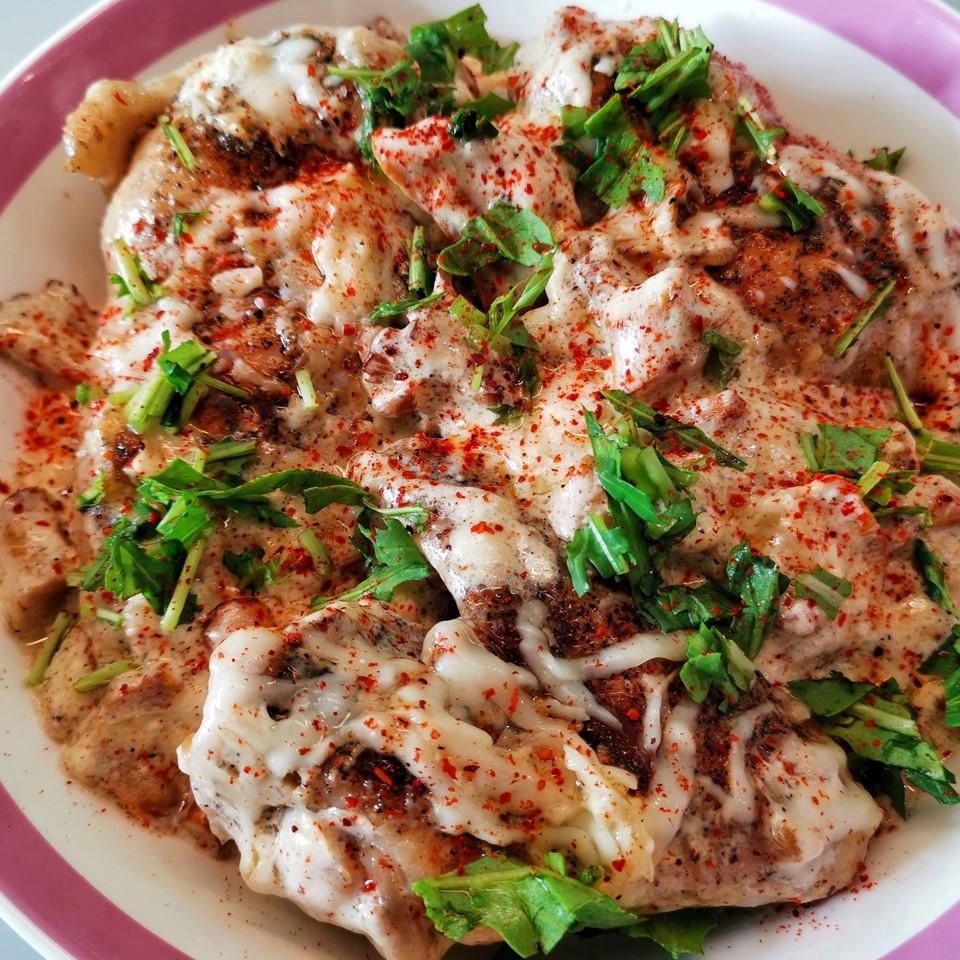 Курица с лисичками на сковороде