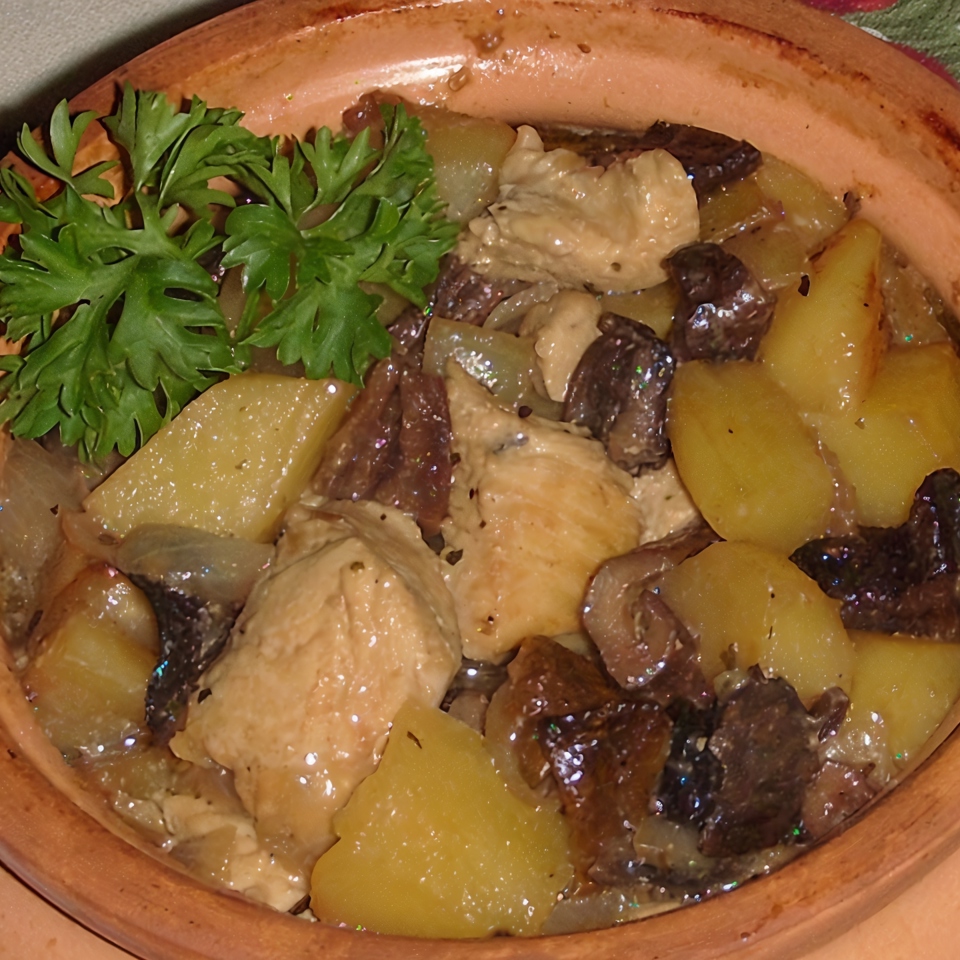 Курица с сушеными грибами и картошкой в горшочке