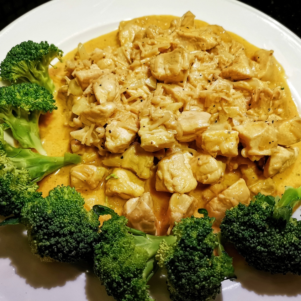 Курица, тушенная в кокосовом молоке с лаймом и чесноком