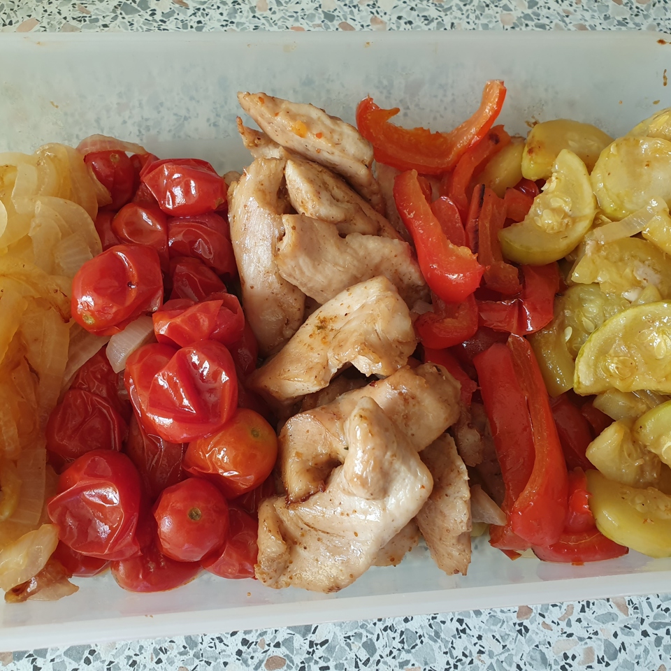 Курица, запеченная с кабачком, томатами черри и перцем