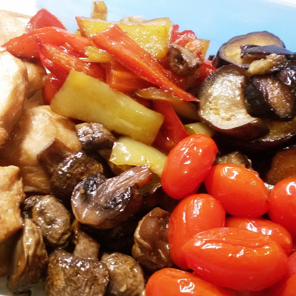 Курица, запеченная с перцем, баклажанами и черри