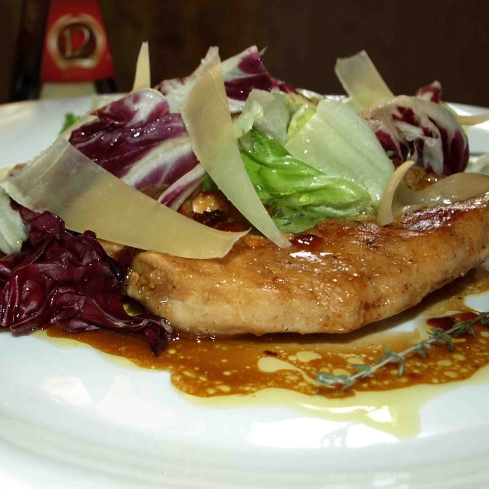 Куриные грудки в белом вине с салатным миксом и сыром